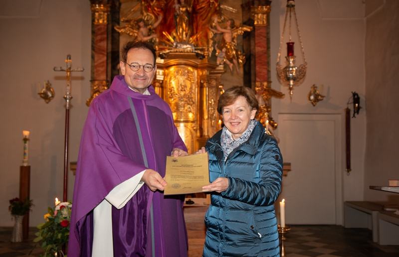 Michael Fürnschuß Vikar Gerhard Hatzmann überreicht das Dekret zur Wortgottesdienstleiterin an Christa Pichler