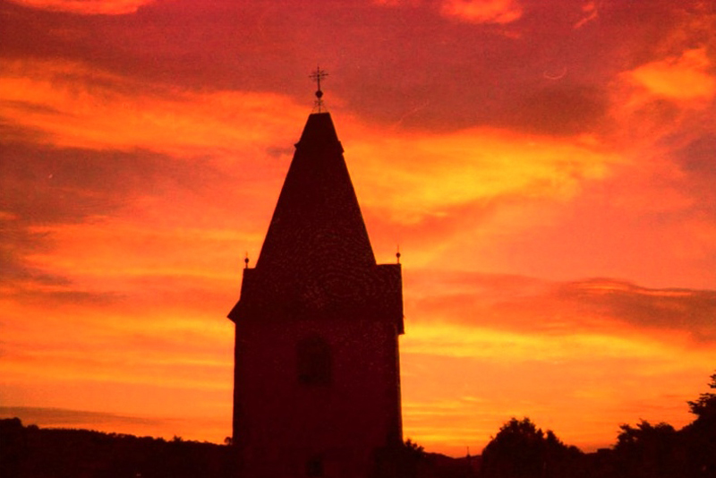 Morgenrot über der Pfarrkirche / Viktor Schreiner