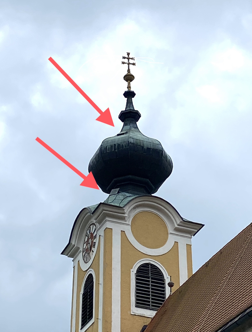 Kirchturm der Pfarrkirche St. Gallen / Ulrich Diel die roten Pfeile zeigen beide Fenster